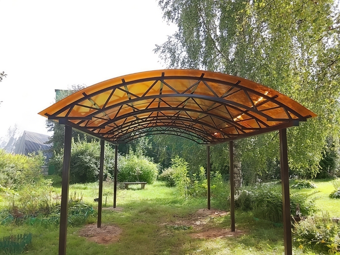 Арочный навес для дачи с кровлей покрытой желтым поликарбонатом